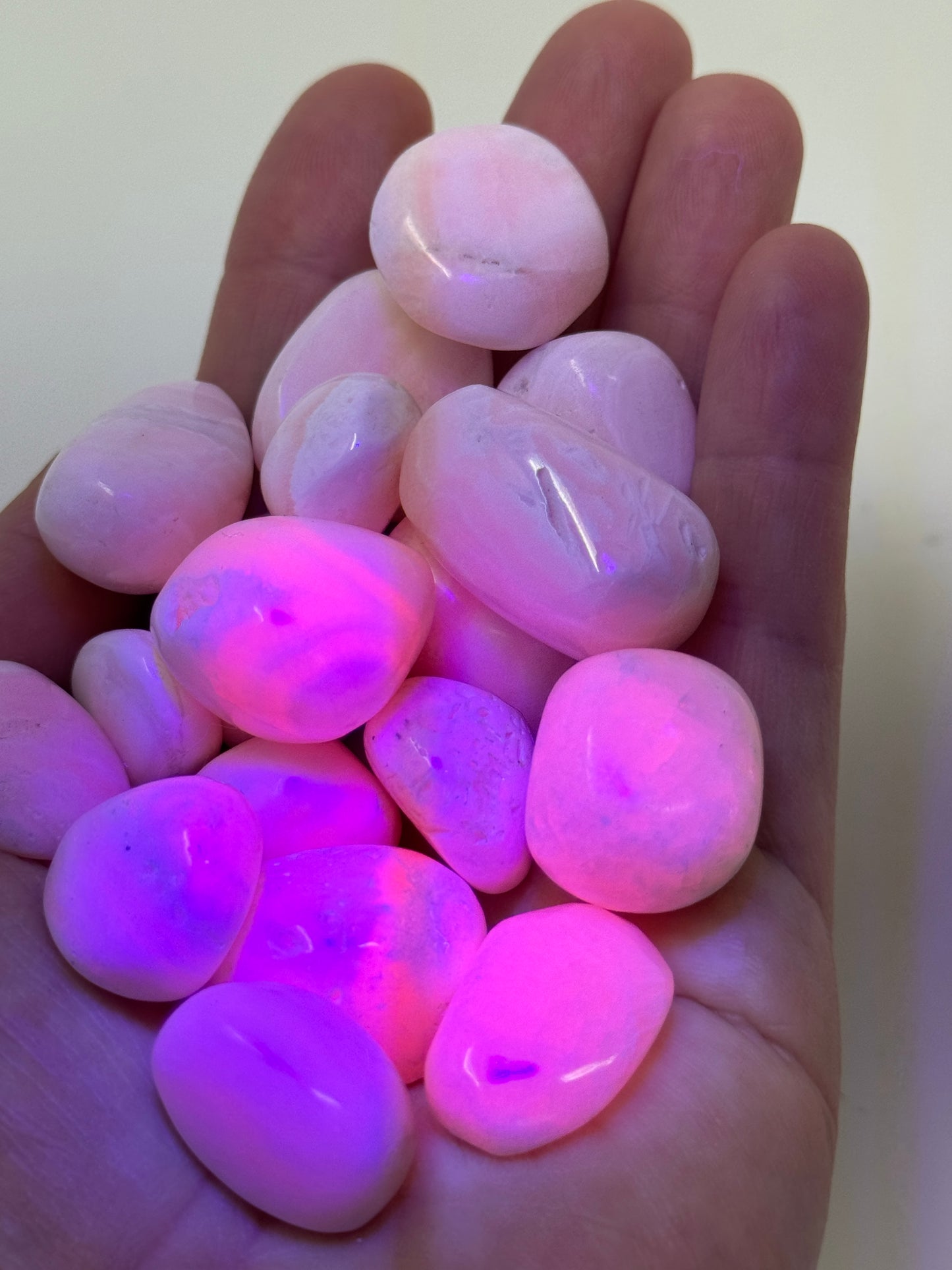 One Mangano Calcite Tumbled Stone UV Reactive